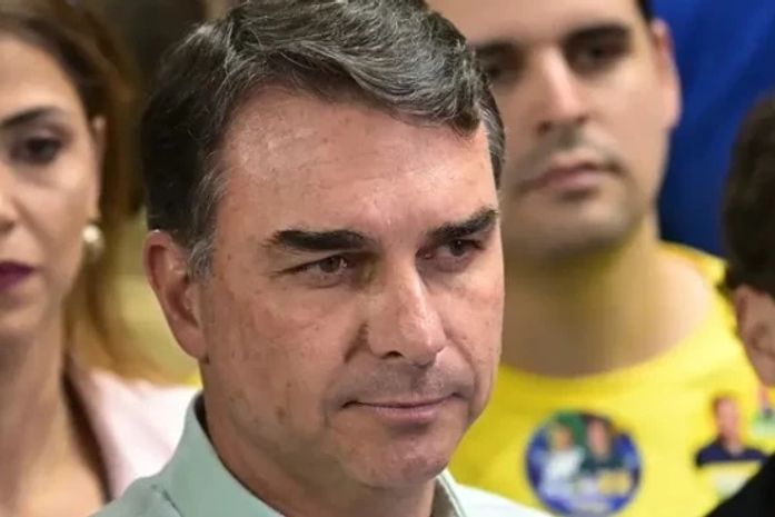 Moraes determina que Flávio Bolsonaro entregue passaporte e proíbe que ele deixe o país