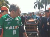 Chegada do corpo de Arthur Maia ao cemitério