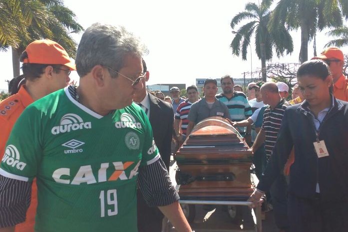 Chegada do corpo de Arthur Maia ao cemitério