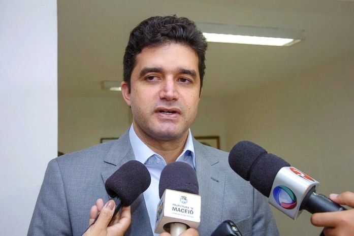 Rui Palmeira destaca ações para reduzir déficit habitacional