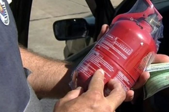 Troca do extintor BC pelo ABC é obrigatório por lei (Foto: Reprodução/TV Tem)