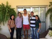 Álvaro Melo e familiares ao lado do atleta canoense (Foto: Divulgação)