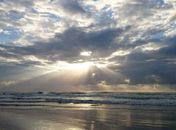 Para as regiões do Agreste e Sertão, sol entre nuvens, culminando em tempo seco.