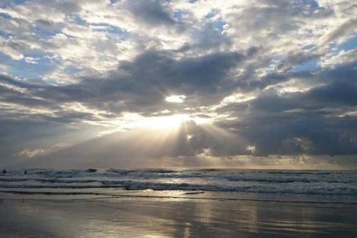 Para as regiões do Agreste e Sertão, sol entre nuvens, culminando em tempo seco.