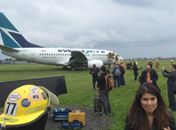 Avião sai da pista durante pouso no Canadá