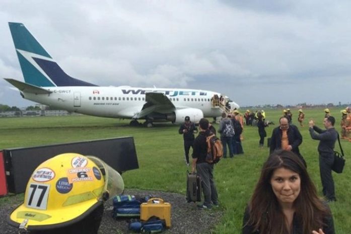 Avião sai da pista durante pouso no Canadá