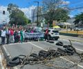 Vídeo: Trabalhadores do Veredas bloqueiam Fernandes Lima e protestam por pagamento de salário atrasado