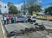 Vídeo: Trabalhadores do Veredas bloqueiam Fernandes Lima e protestam por pagamento de salário atrasado