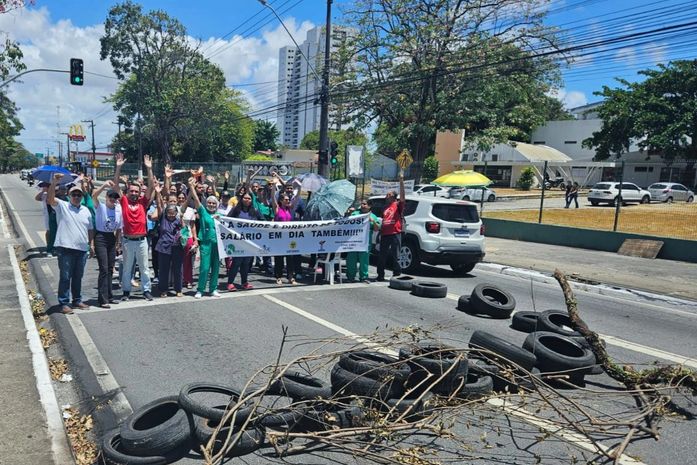 Vídeo: Trabalhadores do Veredas bloqueiam Fernandes Lima e protestam por pagamento de salário atrasado