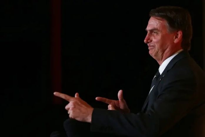 Jair Bolsonaro investe contra a democracia
