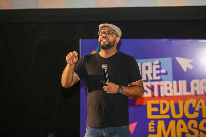 Educar é Massa: centenas de alunos participam do primeiro dia do pré-Enem gratuito