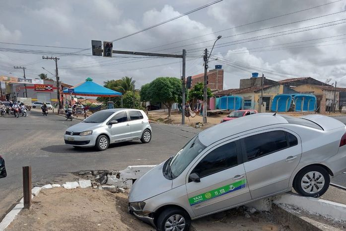 Taxista passa mal ao realizar retorno em via e cai dentro de córrego em Arapiraca