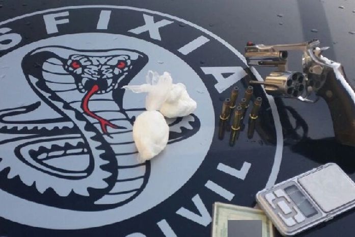 Foragido da Justiça é preso com revólver e drogas