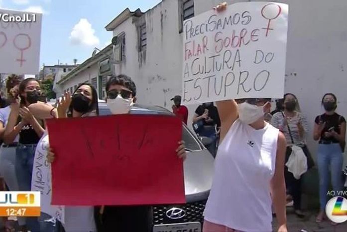 “Quando a senhora for estuprada, quero ver se a senhora vai levar o vidrinho de lubrificante para facilitar a vida ,ou vai preferir no seco mesmo?", disse o professor para a aluna.