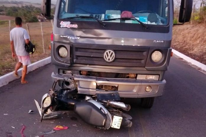 Homem morre e mulher fica ferida após colisão em Junqueiro