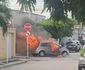 Vídeo: incêndio destrói carro de passeio em via pública, em Cruz das Almas