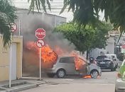 Vídeos: incêndio destrói carro de passeio em via pública, em Cruz das Almas