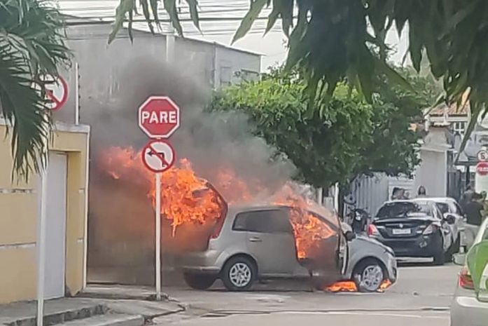 Vídeos: incêndio destrói carro de passeio em via pública, em Cruz das Almas