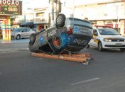 Veículo de TV por assinatura capota e deixa trânsito lento no bairro da Jatiúca
