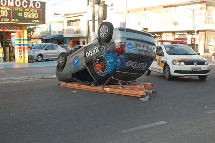 Veículo de TV por assinatura capota e deixa trânsito lento no bairro da Jatiúca