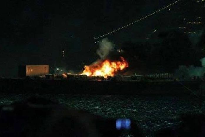 O incêndio atingiu a balsa de número 4; bombeiros se deslocaram até a embarcação por meio de lanchas