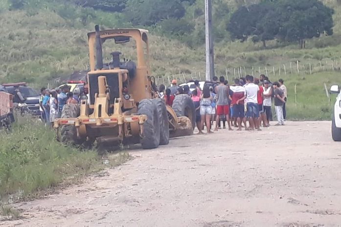 Moradores de Atalaia dizem que foram ameaçados por vereador após contratarem máquina para reparar estradas