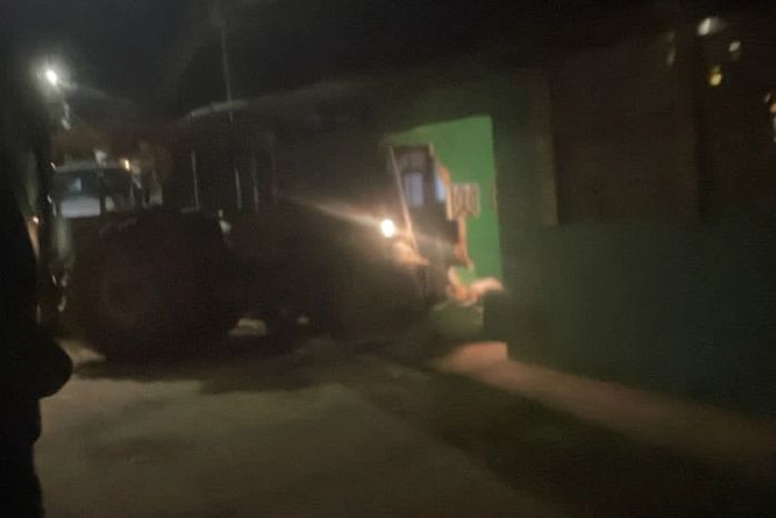 Homem morre e mulher fica ferida após trator desgovernado atingir motocicleta em Penedo