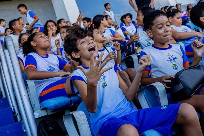 Estudantes vivenciam experiência do Projeto Jovem Torcedor no Rei Pelé