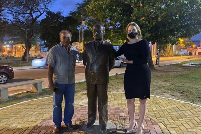 Estátua do escritor Jorge de Lima é recolocada na Praça Sinimbú