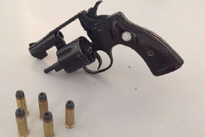 Arma apreendida com o suspeito