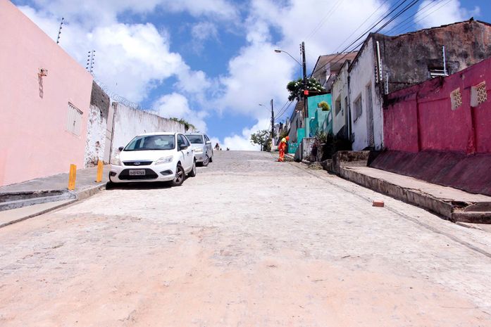 Após obras, Rua Dr. Ambrósio Lyra, no Farol, está liberada para veículos