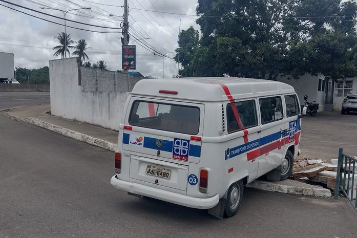 Veículo perde freio e derruba muro de Departamento em Arapiraca 