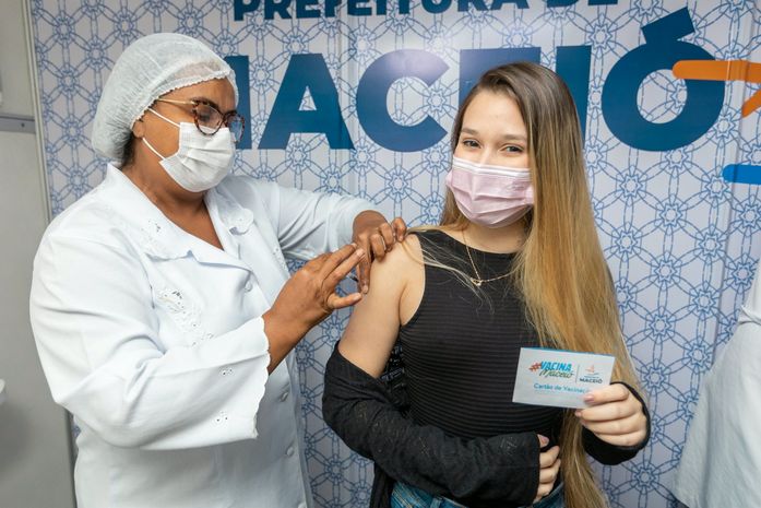 Maceió se destaca como a capital com maior eficiência vacinal contra a Covid-19 no Brasil