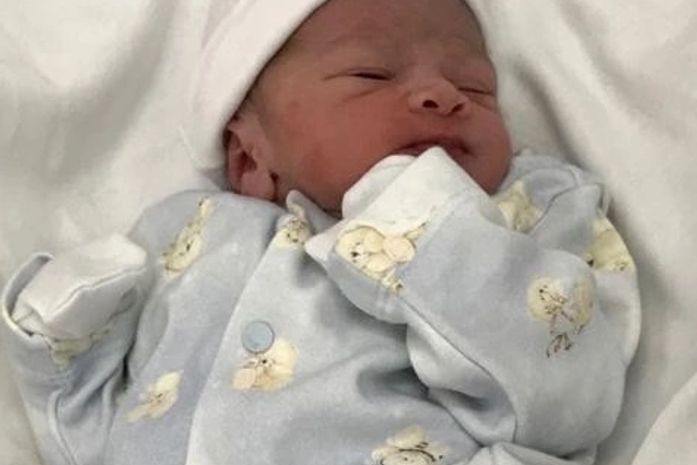 Luis Henrique nasceu no dia em que a lua cheia pariu um eclipse.