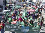 Professores dão início à greve estadual com protesto no Centro e pressão por reajuste salarial