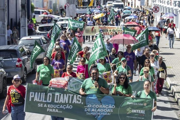 Professores dão início à greve estadual com protesto no Centro e pressão por reajuste salarial