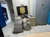Mais de 50kg de maconha eram levados em sacos dentro de mala de veículo.