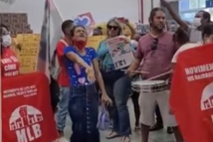 Manifestantes do MLB ocupam supermercado de Maceió e pedem doação de alimentos, veja vídeo