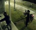 Vídeo mostra dupla invadindo casa dentro de condomínio fechado na parte alta de Maceió
