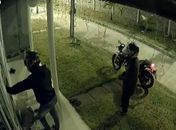 Vídeo mostra dupla invadindo casa dentro de condomínio fechado na parte alta de Maceió
