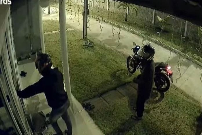 Vídeo mostra dupla invadindo casa dentro de condomínio fechado na parte alta de Maceió