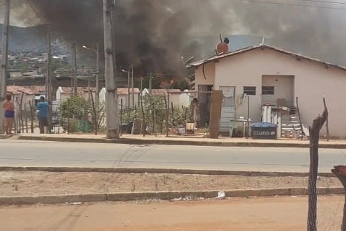 Incêndio em vegetação assusta moradores do Brivaldo Medeiros em Palmeira dos Índios