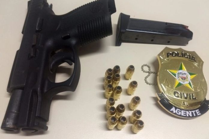 Pistola calibre 380 foi apreendida no carro do empresário