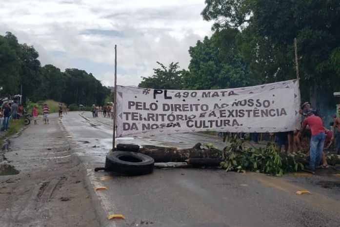 Indígenas voltam a protestar e bloqueiam trecho da rodovia BR-101 no interior de Alagoas