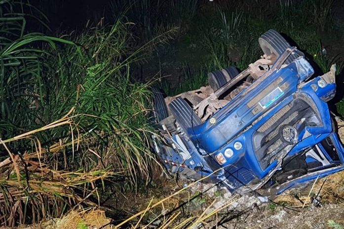 Motorista de caminhão perde o controle e cai em ribanceira na BR-104