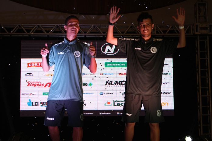 ASA de Arapiraca apresenta novo uniforme em desfile