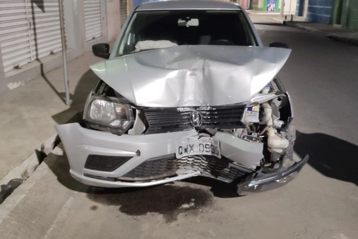 Carro fica destruído após colidir em poste em Arapiraca