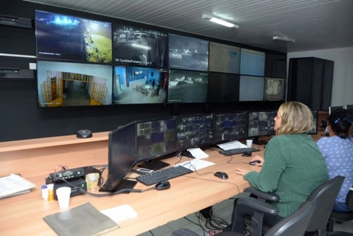 A equipe de plantonistas do Centro de Monitoramento Eletrônico (CMEP)