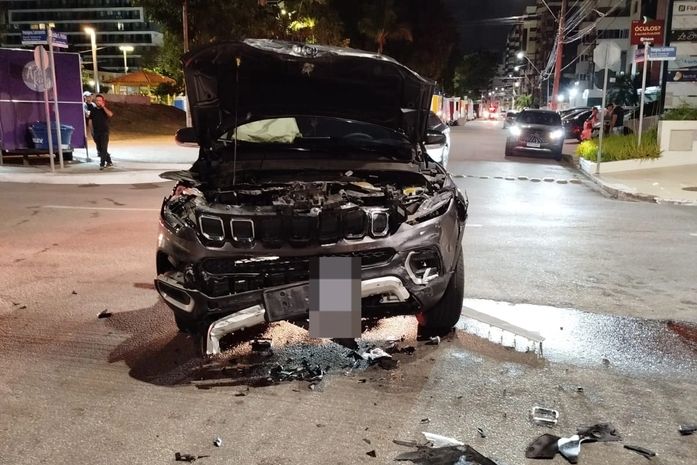 Colisão entre carros deixa três feridos, em frente à Praça do Skate