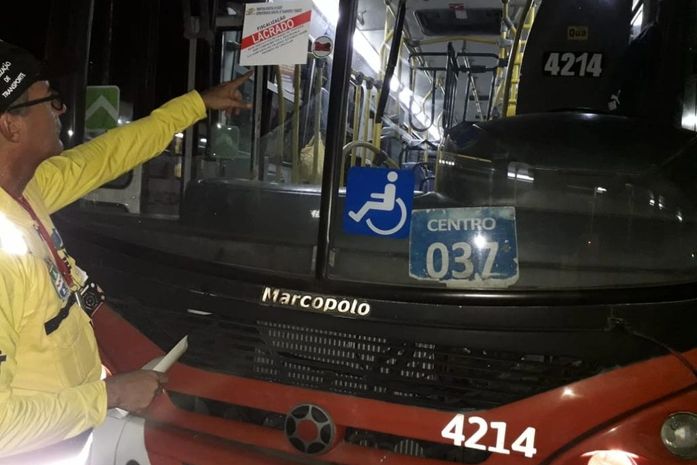 Veículos lacrados são encaminhados às garagens de suas respectivas empresas para os devidos reparos.